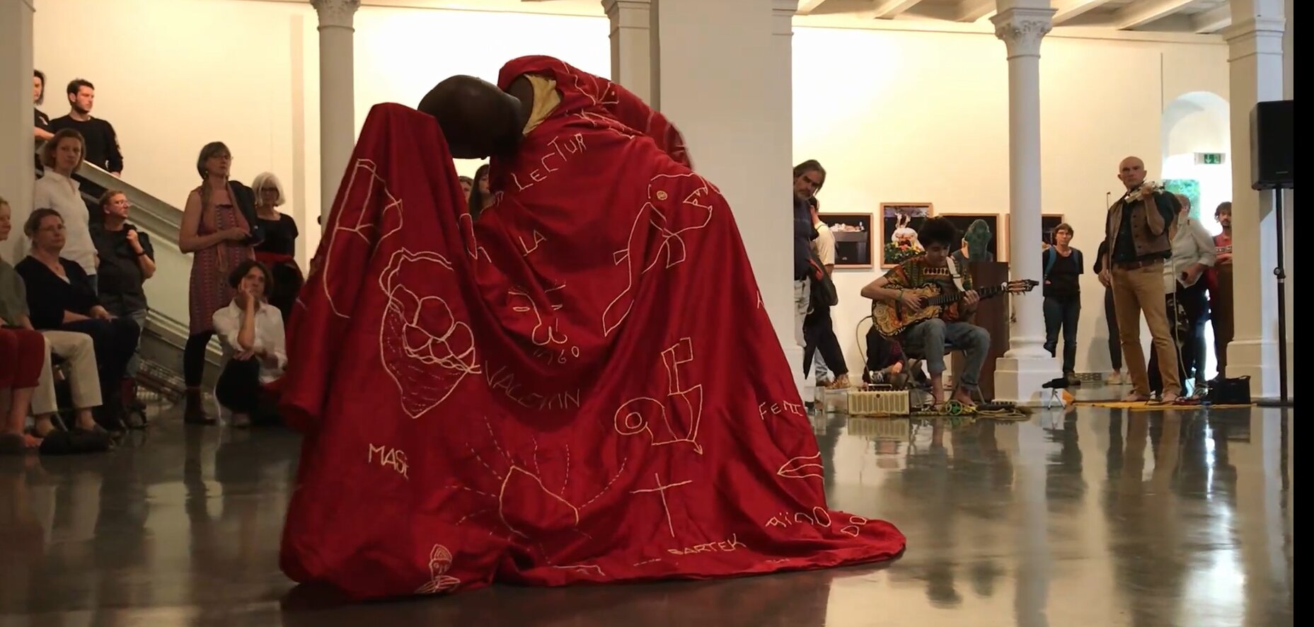 Der Mantel dance performance at Künstlerhaus Bethanien